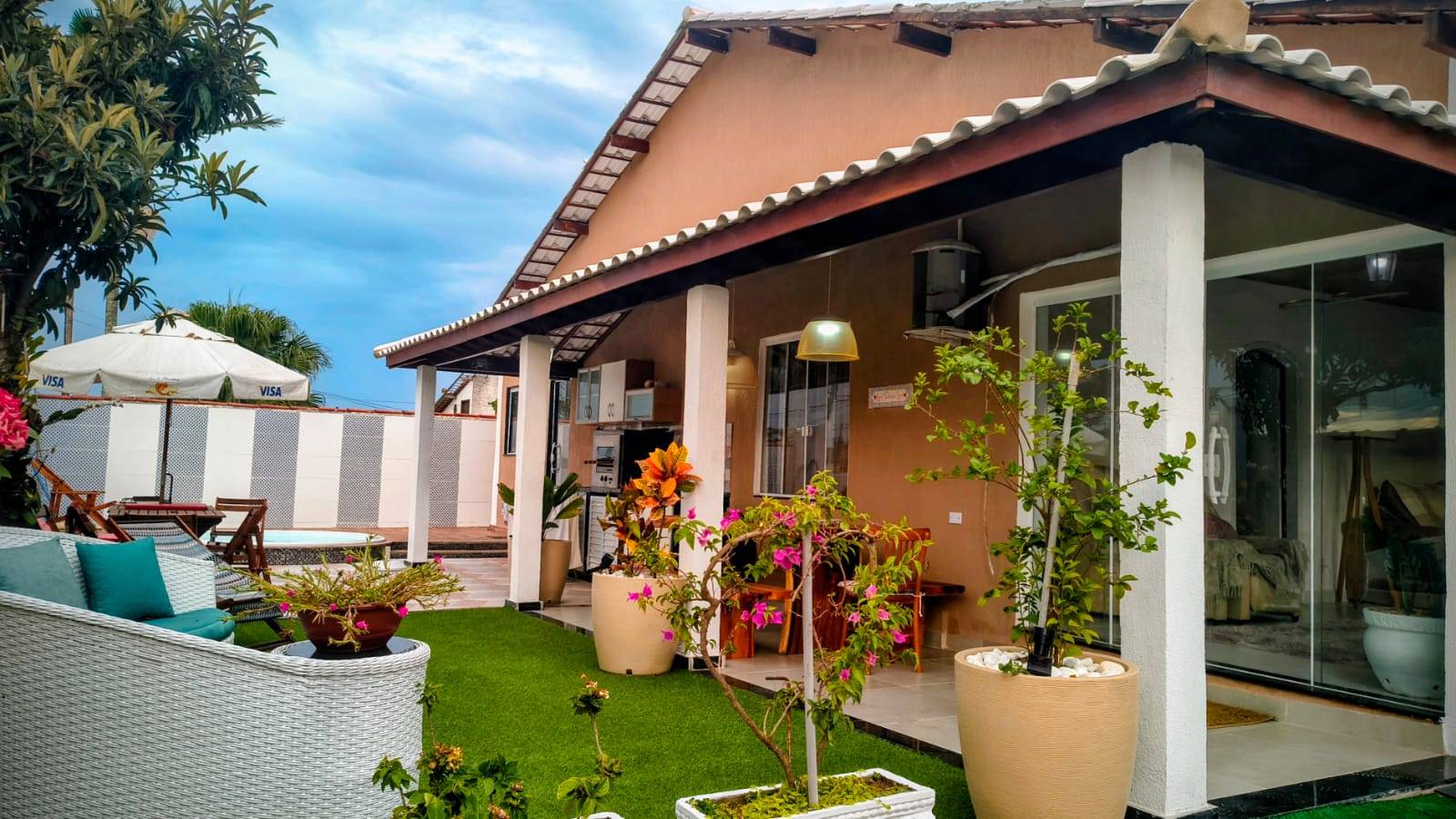 CASA Á VENDA INDEPENDENTE COM 03 QUARTOS EM CABO FRIO/RJ