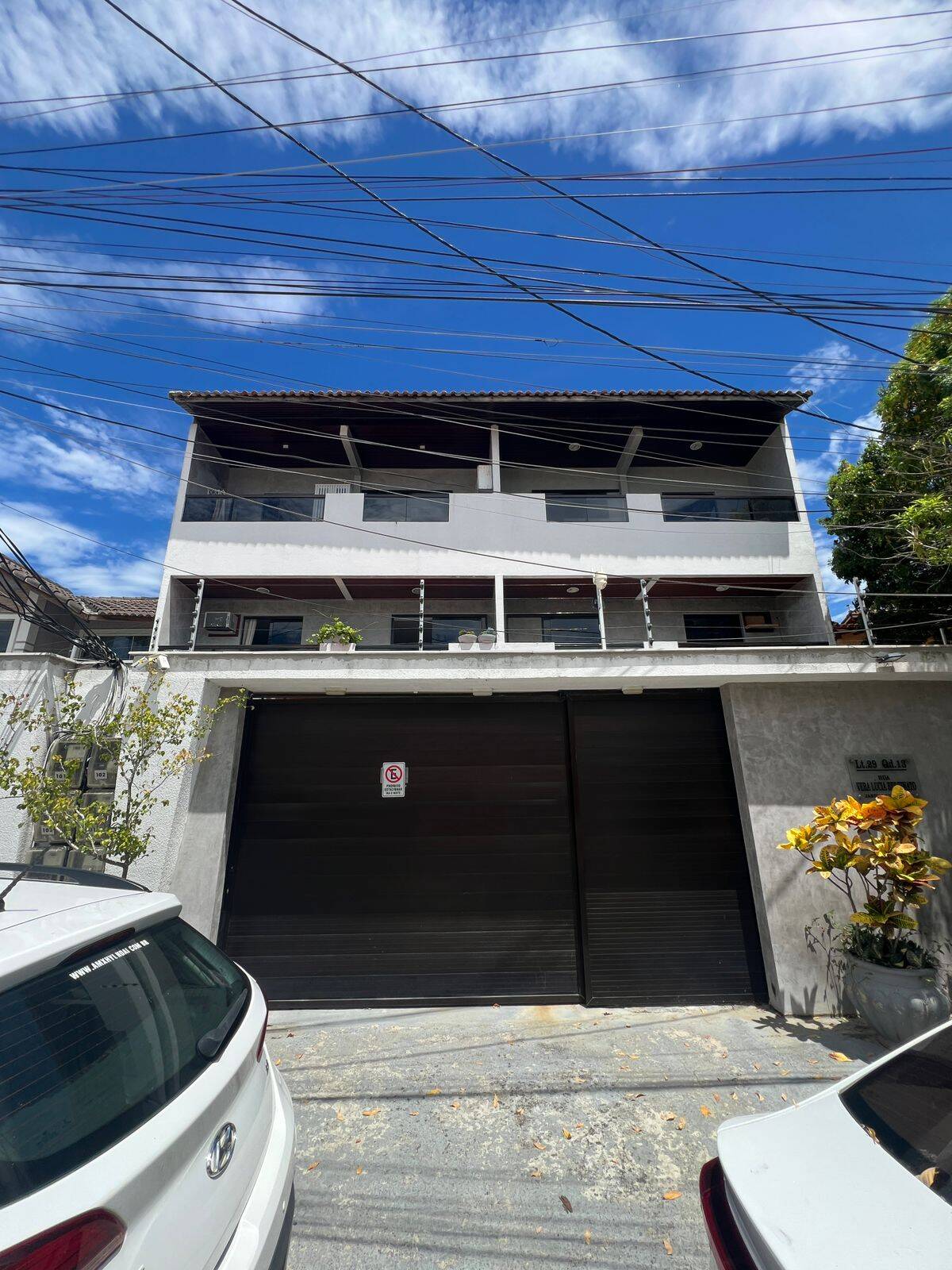 CASA DE 4 SUÍTES E 7 APARTAMENTOS À VENDA NO JARDIM EXCELSIOR –CABO FRIO/RJ