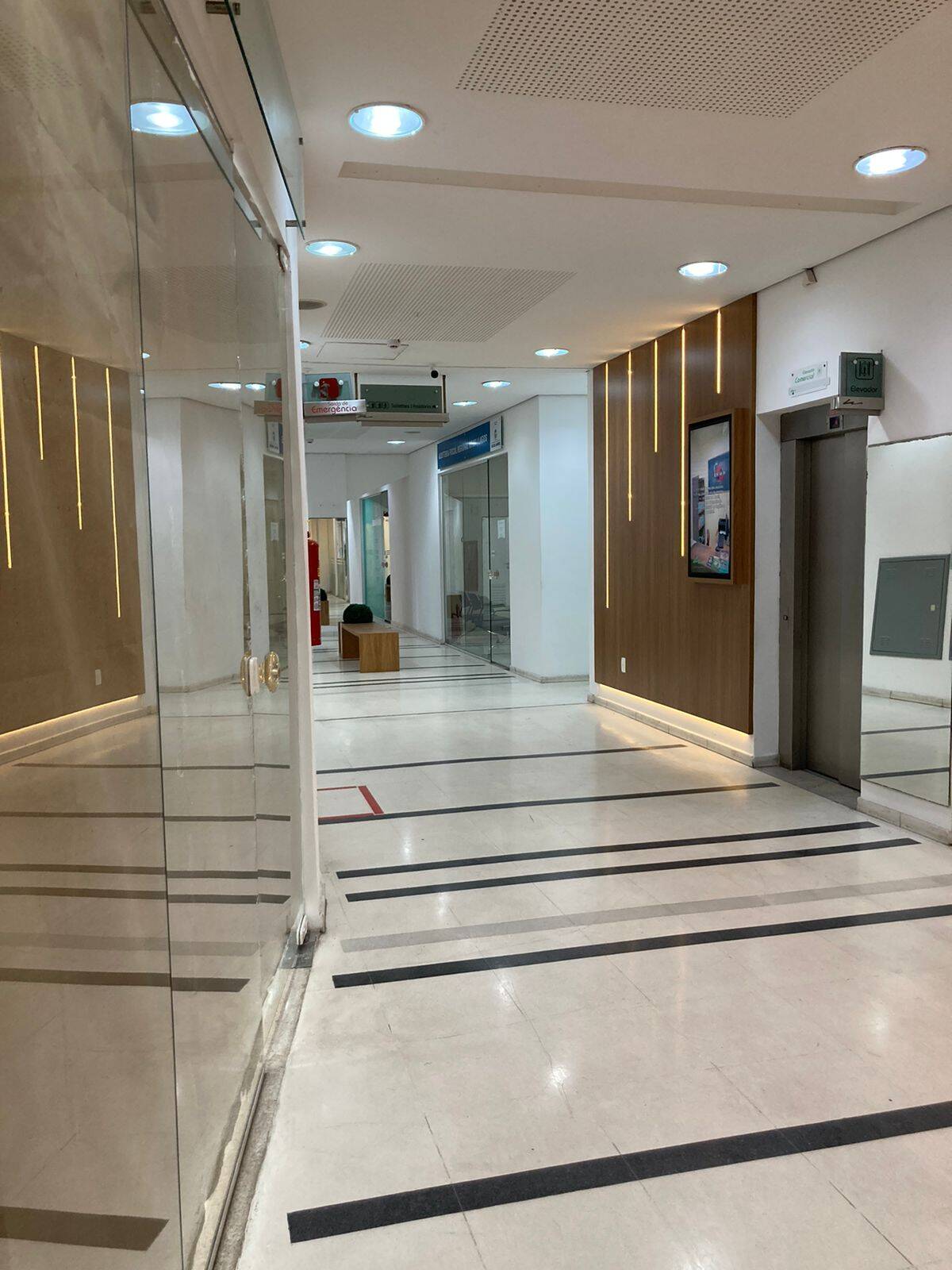 R$ 2.850,00 - SALA COMERCIAL PARA LOCAÇÃO NO LESTE SHOPPING EM CABO FRIO/RJ