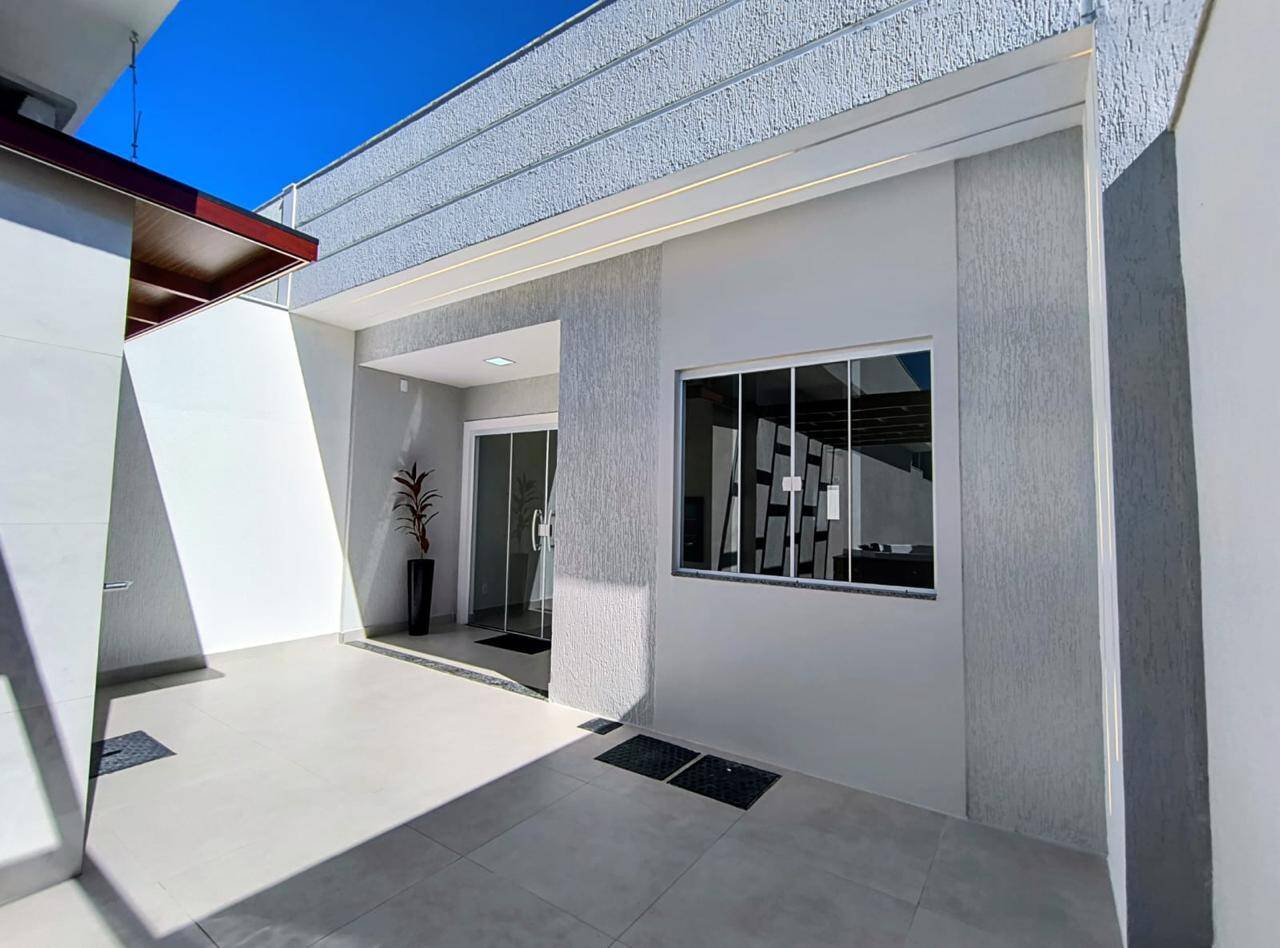 CASA LINEAR INDEPENDENTE, 02 QUARTOS, 110m² NA VILA DO PERÓ - CABO FRIO/RJ