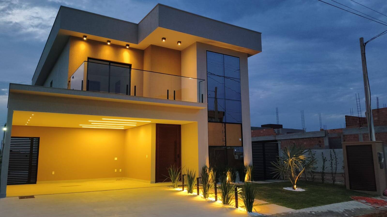 CASA DUPLEX ALTO PADRÃO COM 05 QUARTOS NO ALPHAVILLE, CABO FRIO-RJ