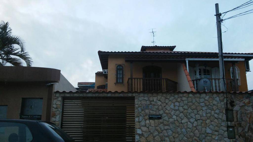 CASA DUPLEX INDEPENDENTE À VENDA, SEMIMOBILIADO NO BRAGA - CABO FRIO/RJ