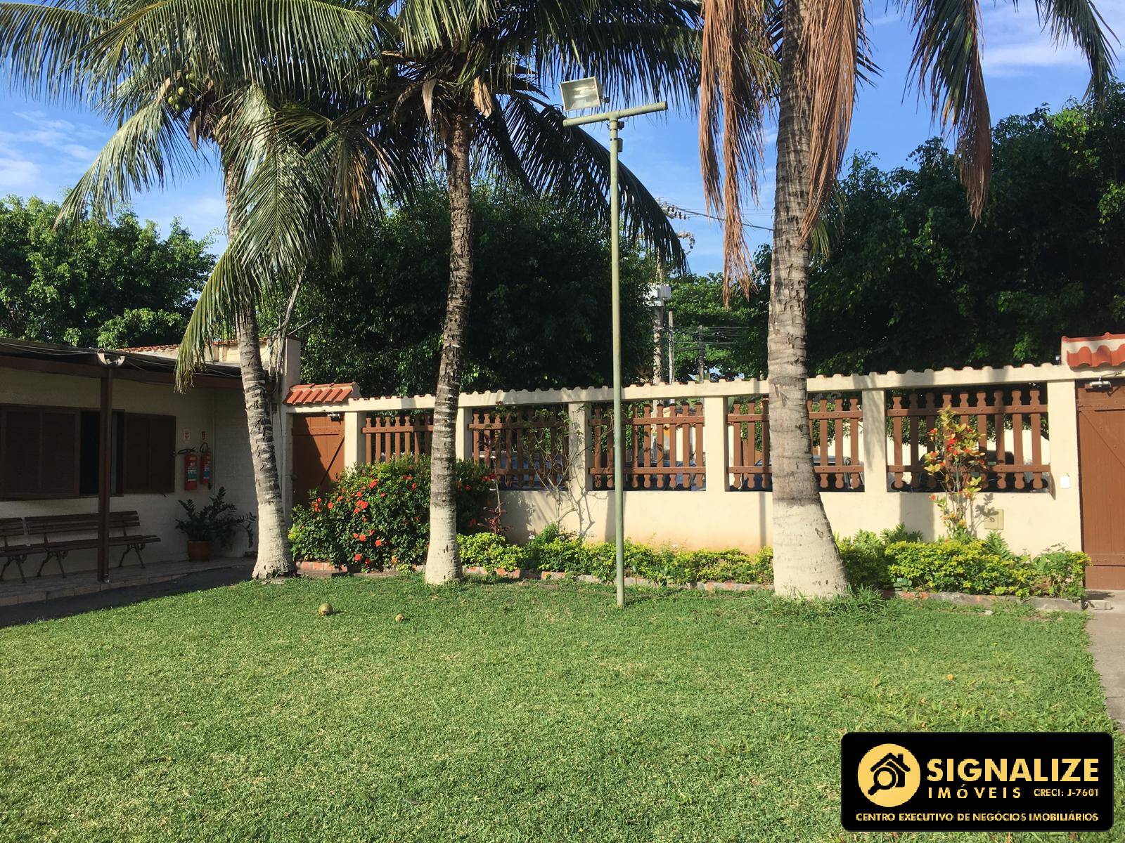 VENDE-SE CASA GEMINADA EM CONDOMÍNIO, PORTINHO - CABO FRIO/RJ