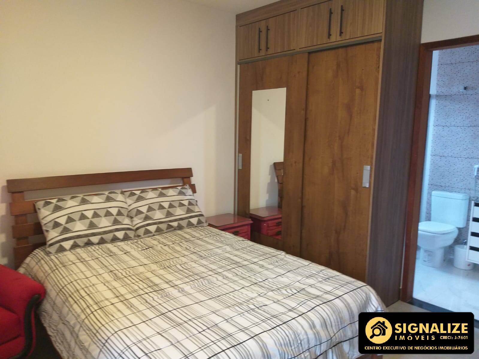 Casa de Condomínio para alugar com 4 quartos, 252m² - Foto 2
